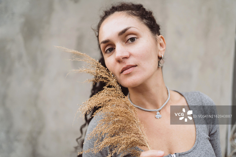 美丽的灰色眼睛长卷黑发女人图片素材