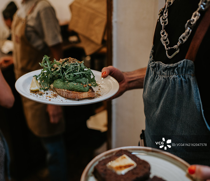 咖啡馆服务员上菜特写图片素材
