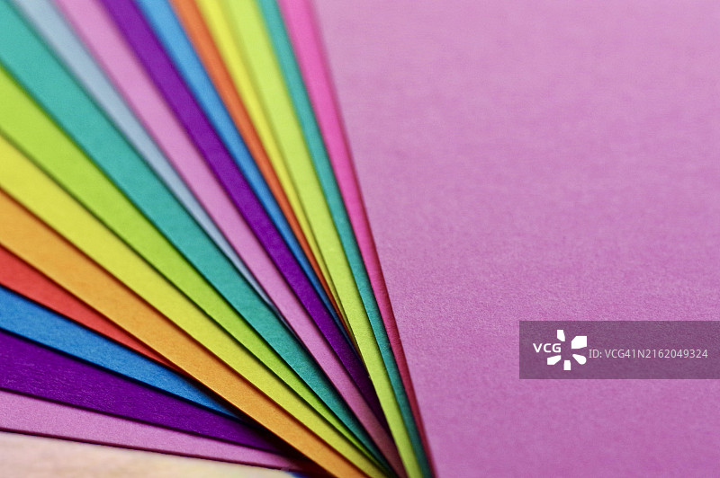 霓虹色层叠牛皮纸图片素材