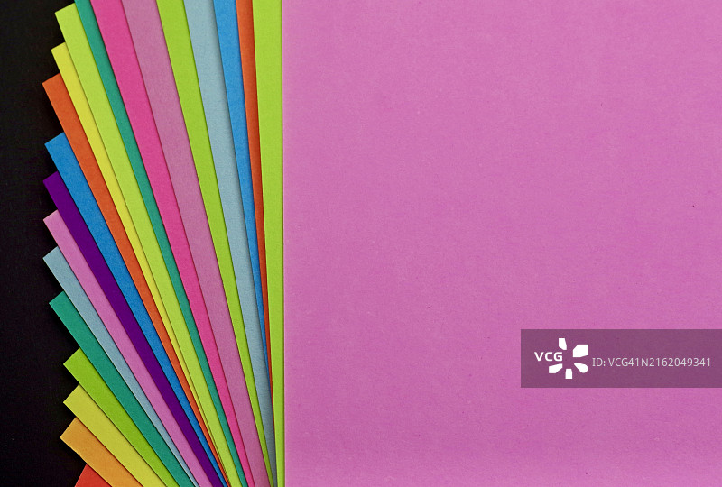 霓虹色层叠牛皮纸图片素材