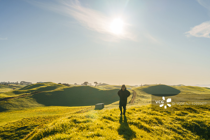 农民在农场工作图片素材