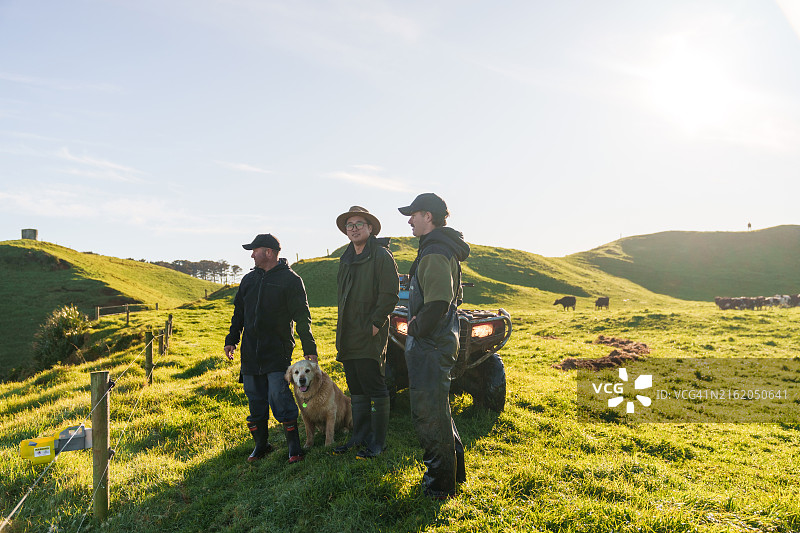 农民与栅栏图片素材