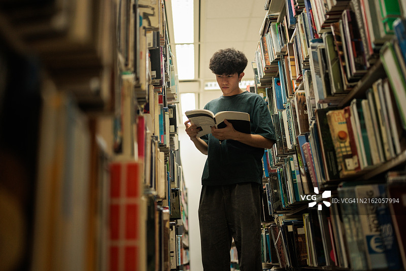大学图书馆里的男学生图片素材