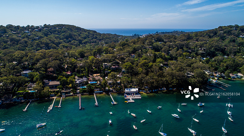 澳大利亚阿瓦隆克莱尔维尔的鸟瞰图，水滨俱乐部停靠着船只图片素材