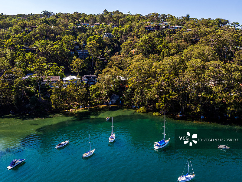 阳光明媚的日子里停靠在阿瓦隆皮特沃特的帆船的航拍景色图片素材