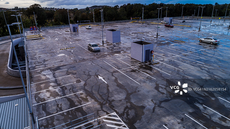 早上有几辆车的潮湿停车场图片素材