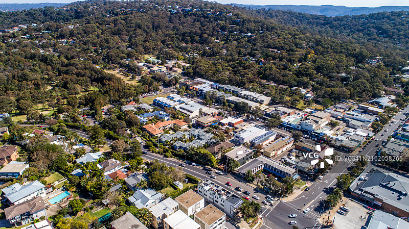 澳大利亚新南威尔士州阿瓦隆海滩鸟瞰图，展示住宅和商店图片素材