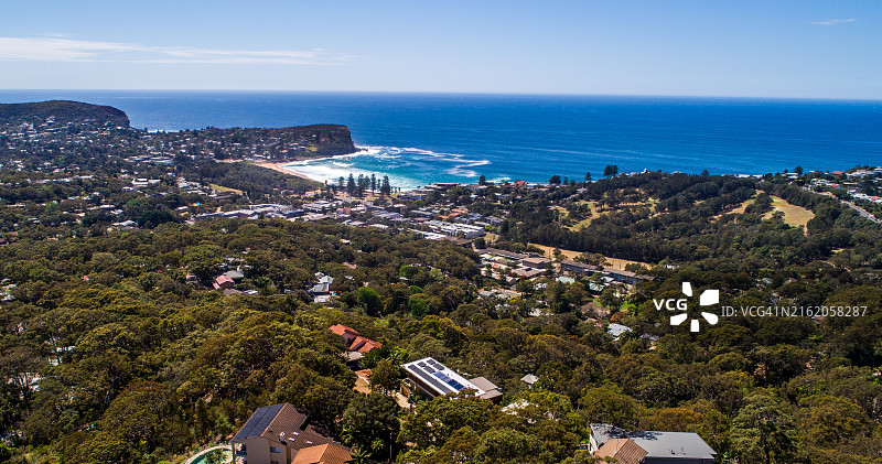 阳光明媚的日子里，澳大利亚新南威尔士州比尔戈拉和阿瓦隆的航拍景色图片素材