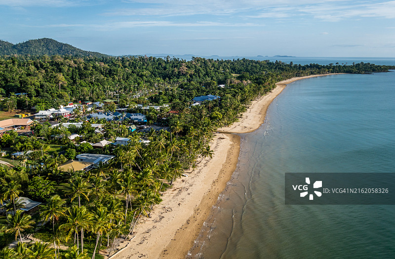 米申海滩的鸟瞰图，拥有茂盛的雨林和沙质海岸线图片素材