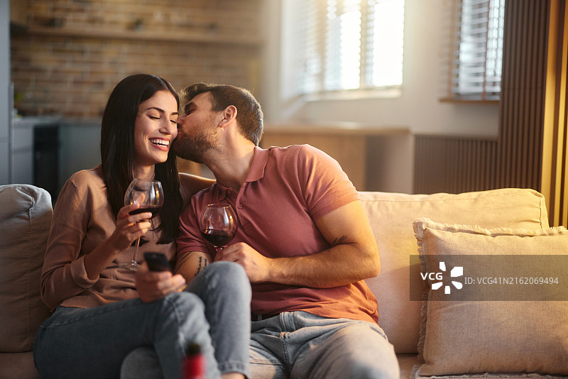 在家喝酒的年轻幸福情侣图片素材