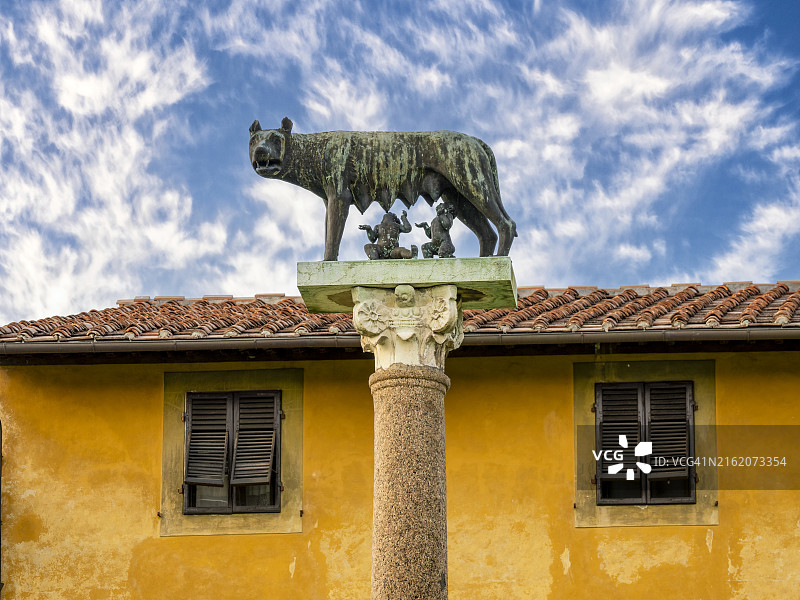 意大利比萨奇迹广场的罗穆卢斯和瑞摩斯雕像图片素材