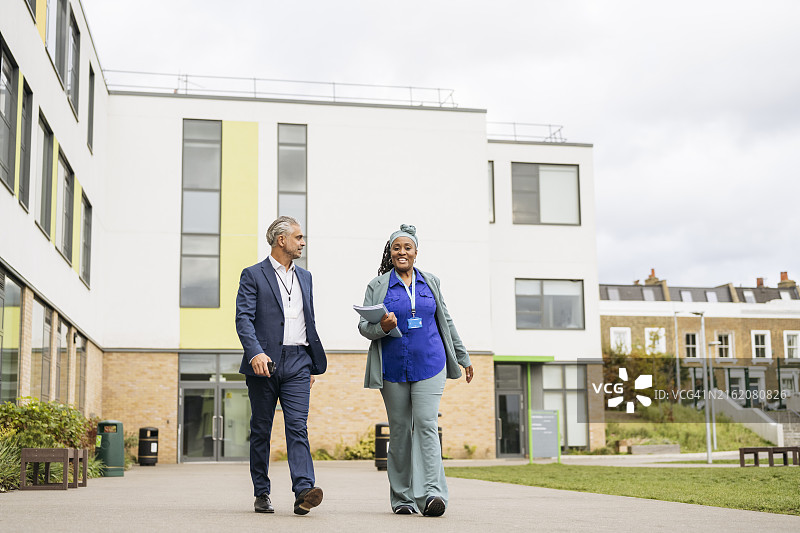 校园内的中学教师和管理人员图片素材