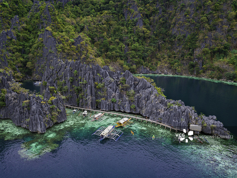 中国南海苏禄海：科隆岛泻湖的木制码头和船只航拍图片素材