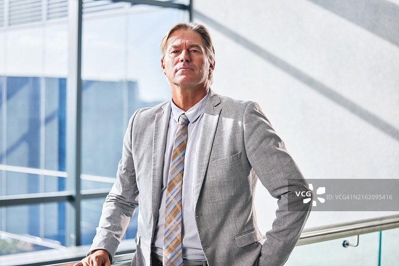 成熟的商务人士在办公室，自信的职业律师肖像图片素材