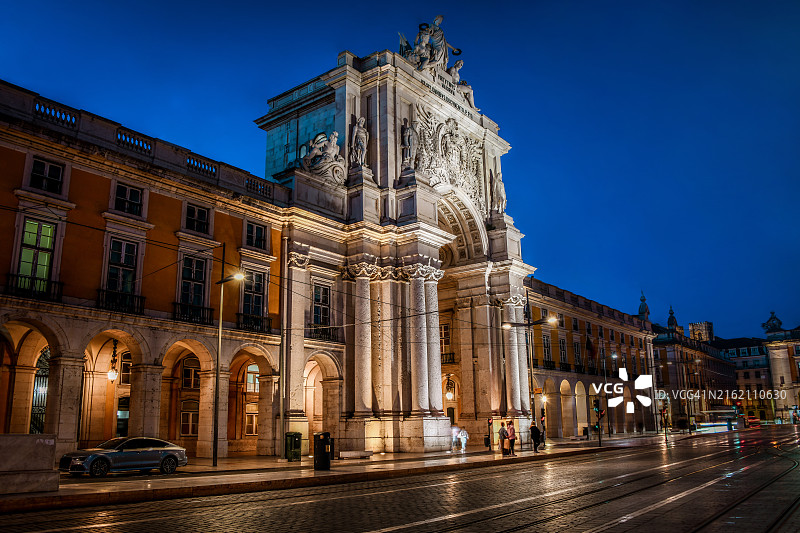 葡萄牙里斯本商业广场日落时的拱门景观图片素材