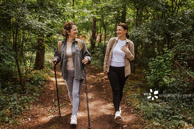 女性在森林小径上享受徒步旅行图片素材