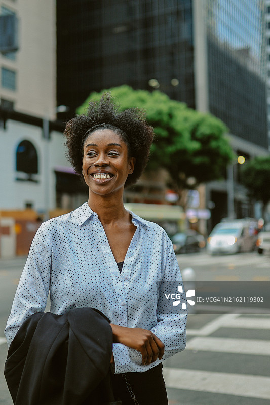 洛杉矶市中心的女商人肖像图片素材
