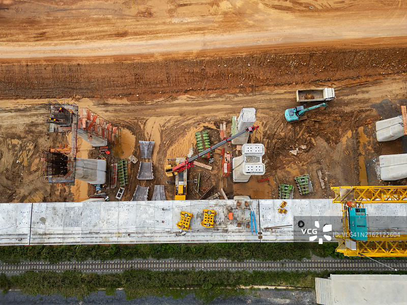 配备设备的建筑工地鸟瞰图图片素材