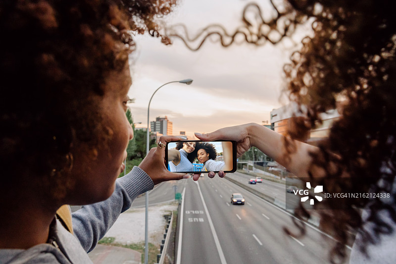 非洲女性手持屏幕照片人像特写图片素材