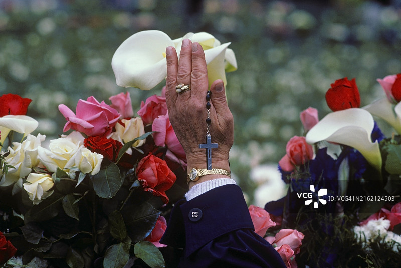 带有十字架的祈祷之手图片素材