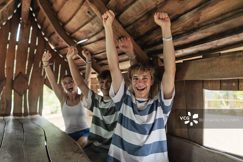 在树屋内欢呼的青少年图片素材