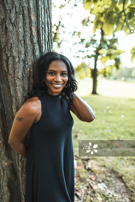 在公园里微笑的非裔美国妇女图片素材