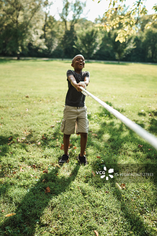 小孩在玩拔河游戏图片素材