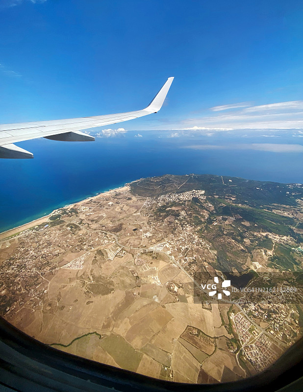 飞越丹吉尔斯帕特尔海角的飞机，摩洛哥图片素材
