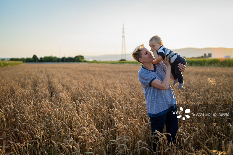 母亲和小儿子在麦田里图片素材