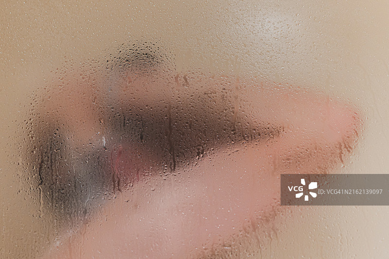 迷雾背后的神秘：磨砂玻璃后的人影图片素材