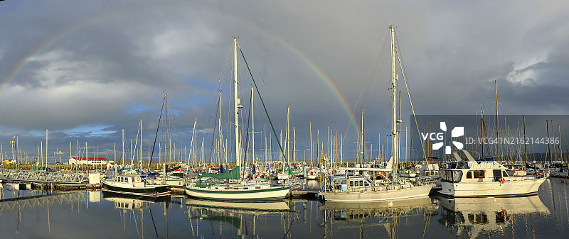 背景天空中带有彩虹的小船港口图片素材