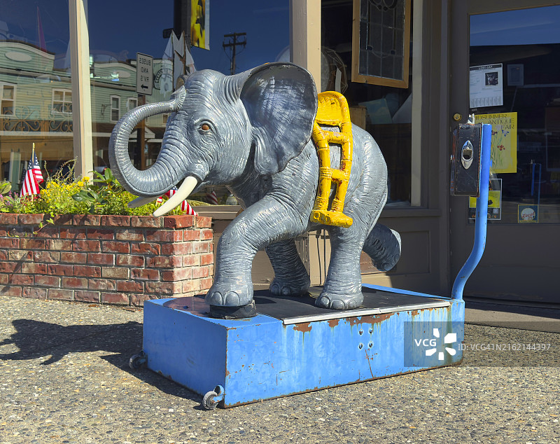 投币式儿童大象游乐设施图片素材