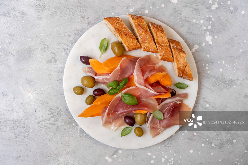 传统意大利开胃菜：帕尔马火腿配甜瓜和橄榄图片素材