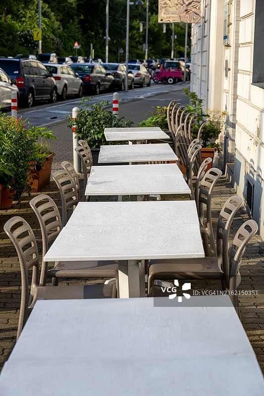 阳光明媚的日子里空荡荡的人行道咖啡桌图片素材
