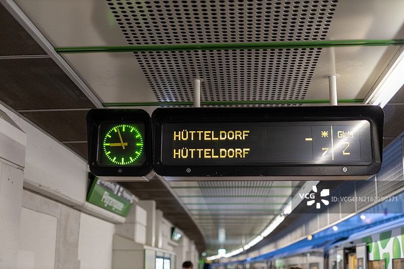地铁站的数字显示屏和时钟图片素材