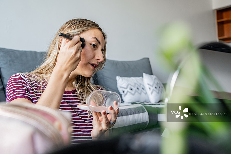 年轻女人在家化妆图片素材