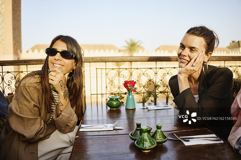 女友们在摩洛哥餐厅度假用餐图片素材