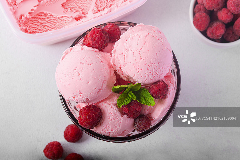 浅色背景上的薄荷覆盆子冰淇淋图片素材