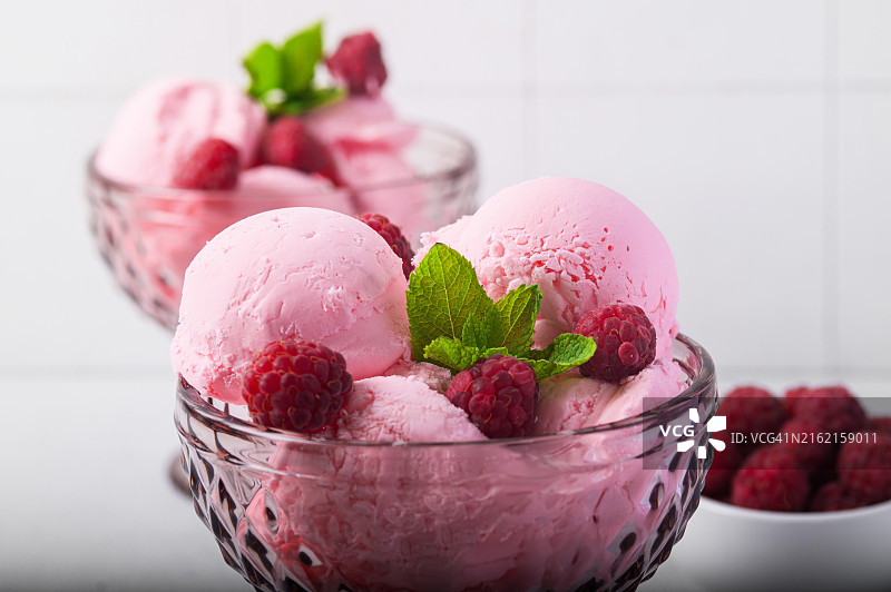 浅色背景上的薄荷覆盆子冰淇淋图片素材