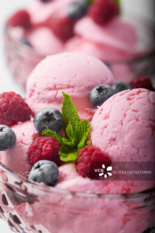 浅色背景上的覆盆子薄荷冰淇淋图片素材