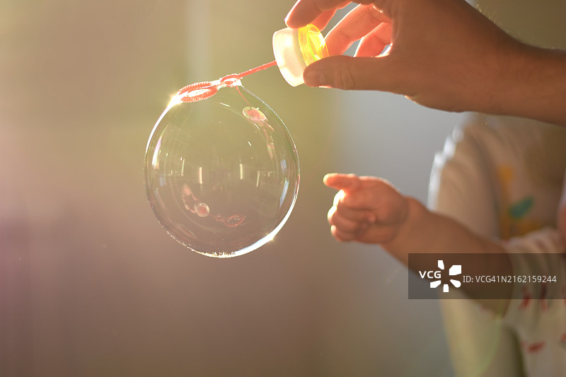 吹和戳泡泡图片素材