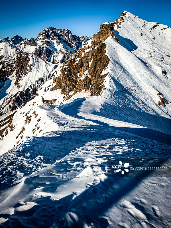 从法国奥尔西耶尔梅尔特1850滑雪区的顶端俯瞰“人类之岩”山。图片素材