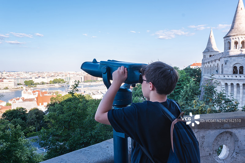 游客儿童使用投币式望远镜观察布达佩斯图片素材