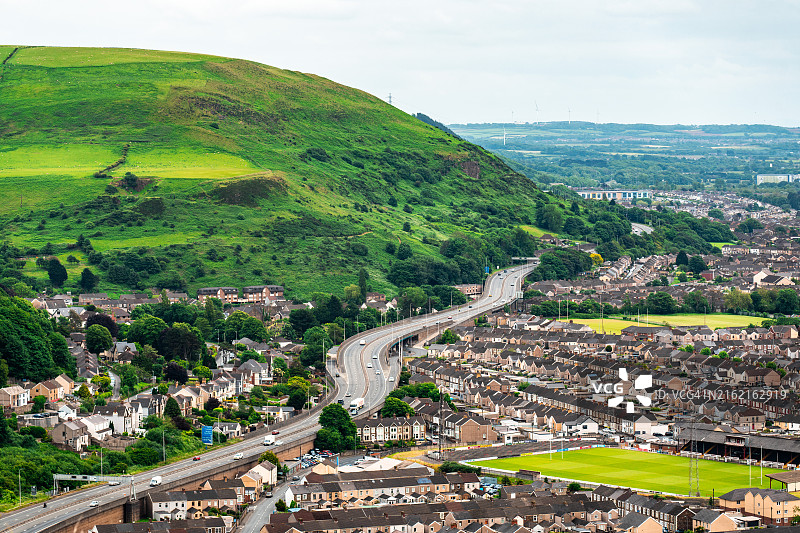 英国威尔士塔尔伯特M1高速公路上的交通景象图片素材