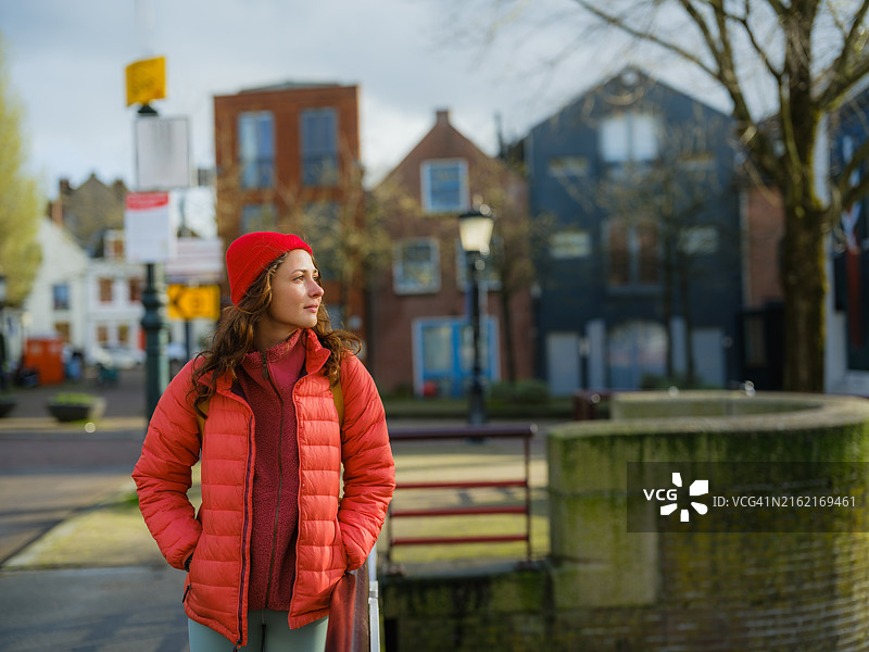 在荷兰乌得勒支春天散步的快乐女人图片素材