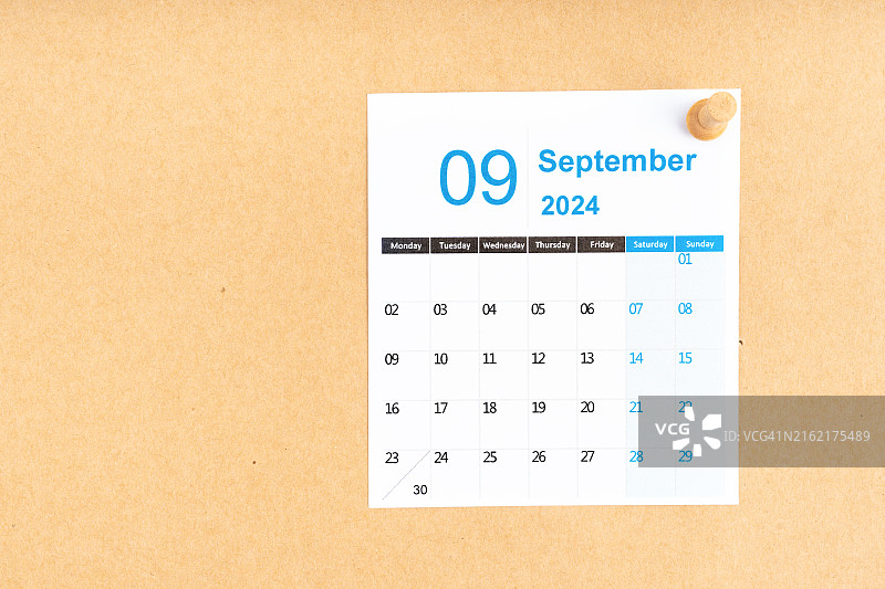 2024年9月日历，棕色背景上有木制图钉，带有复制空间的位置图片素材