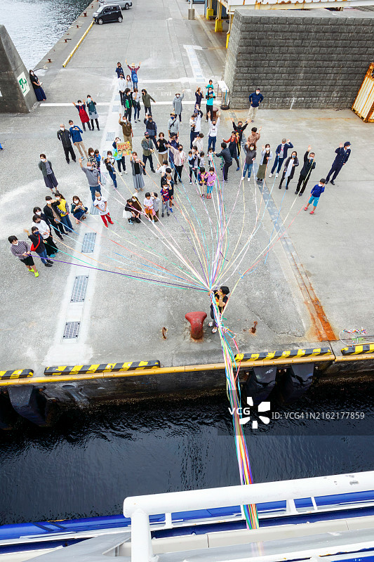 东海汽船Sarubia Maru号从式根岛野伏港出发前往东京，从神津岛抵达图片素材