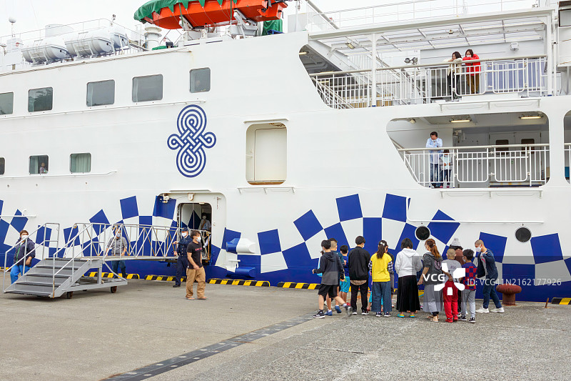 东海汽船Sarubia Maru号从式根岛野伏港出发前往东京，从神津岛抵达图片素材