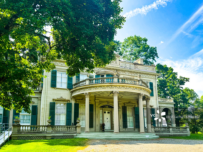 安南达赫德逊河畔巴德学院的蒙哥马利广场双层建筑正面图片素材