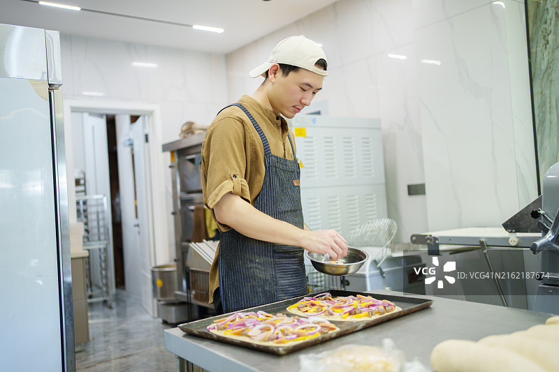 男厨师制作披萨图片素材